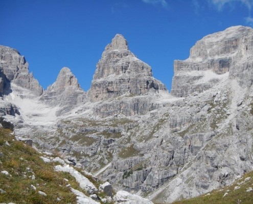 Spetkuläre Ausblicke auf die Brenta Dolomiten bei der Alpenüberquerung von Meran zum Lago di Molveno